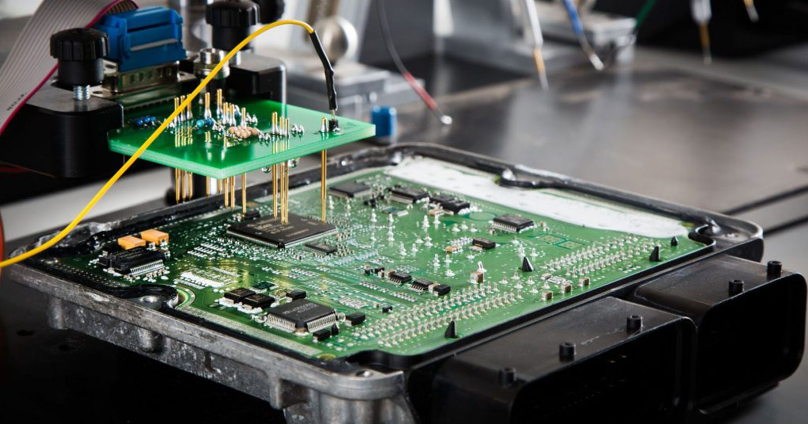 Calculateur moteur (ECU) en cours de programmation